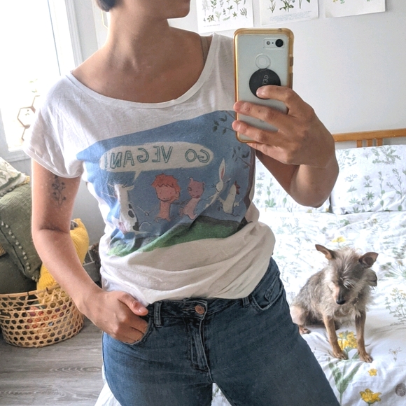 Custom-made tee shirt. Go vegan text and image. - Picture 3 of 5